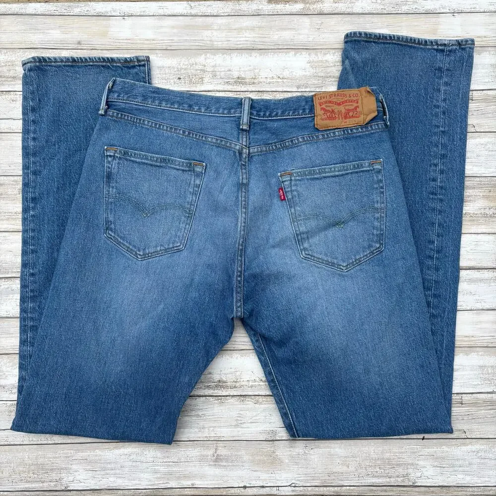 Levi’s‎ Jeans 501 33 x 34 Med Wash Button Fly Classic Casual Normcore Americana
